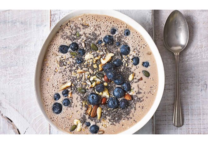 Black masala smoothie cu nuci si seminte
