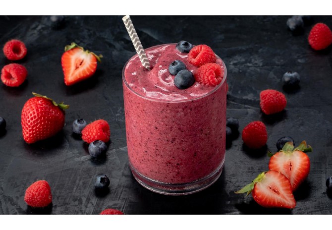 Smoothie cu lapte de cocos si fructe de padure