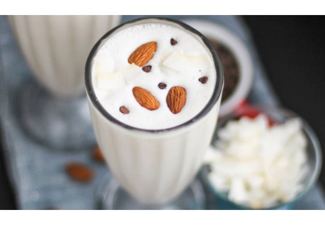 Milkshake racoros cu migdale, fistic si caju