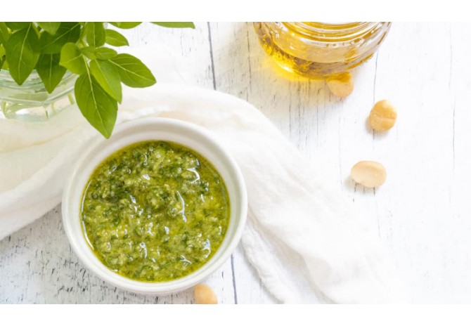 Pesto vegan cu nuci de macadamia