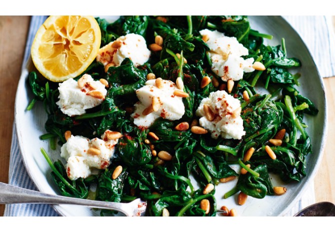 Salata de spanac cu seminte de pin si ricotta