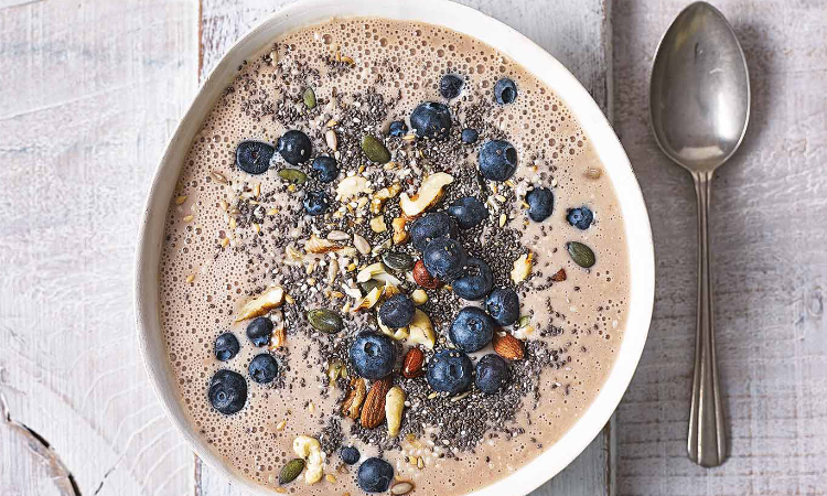 Black masala smoothie cu nuci si seminte