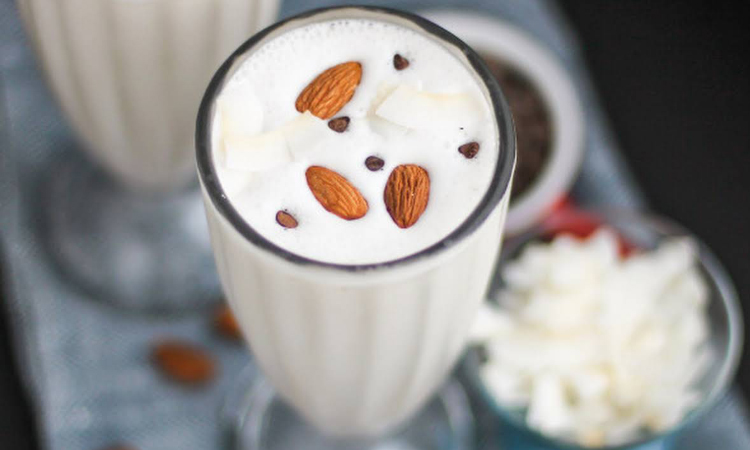 Milkshake racoros cu migdale, fistic si caju