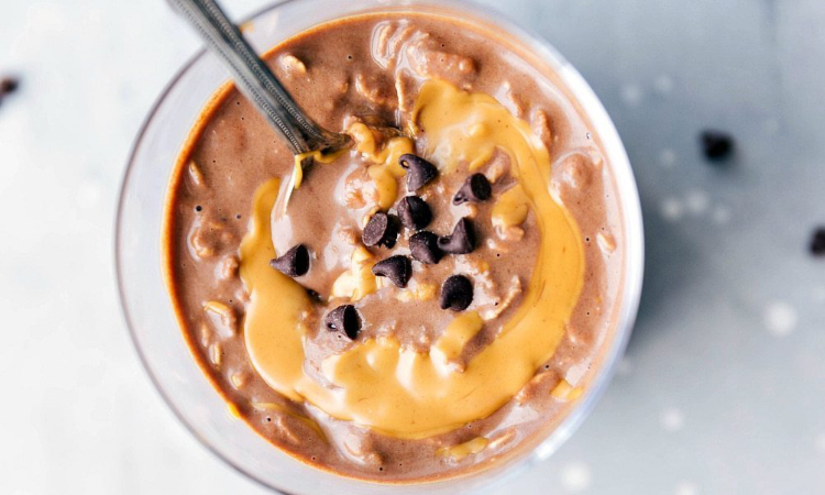 Ovaz cu iaurt si unt de arahide