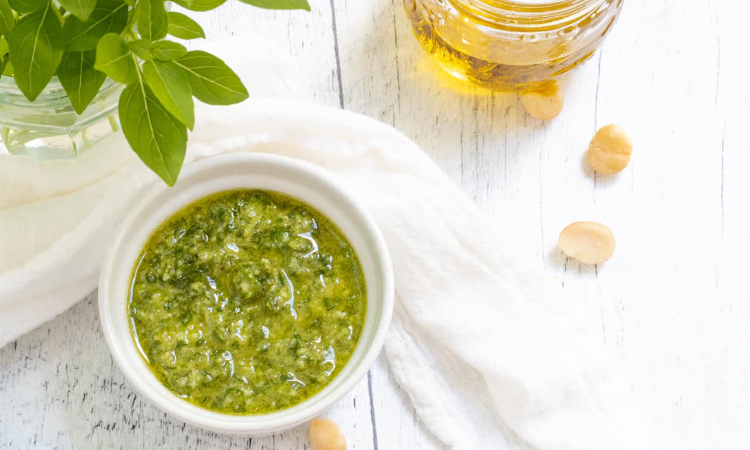 Pesto vegan cu nuci de macadamia
