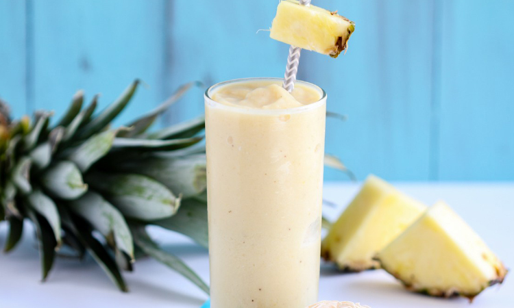 Pina colada smoothie cu lapte de cocos