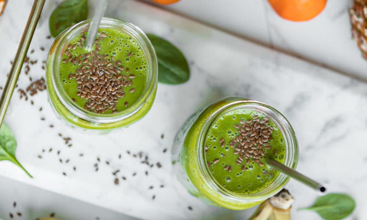 Smoothie detoxifiant cu spanac si seminte de in