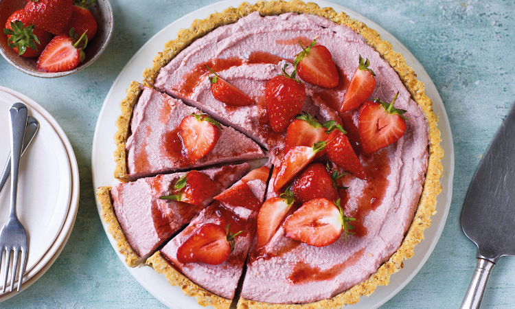 Tarta raw-vegana cu caju si capsuni